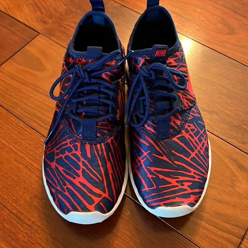 Ladies Nike sneakers